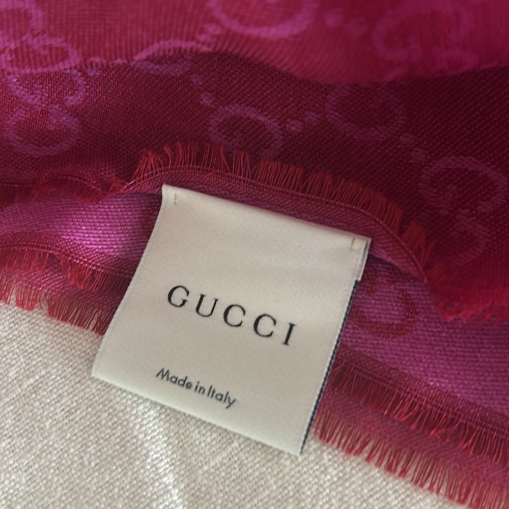 Gucci Pink Silk Wrap with Signature Logo Design - Picture 4 of 4